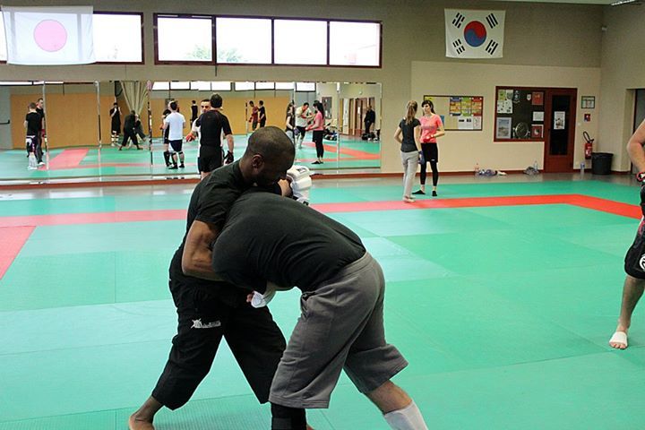 Exercice de self-défense au corps à corps sur tatami
